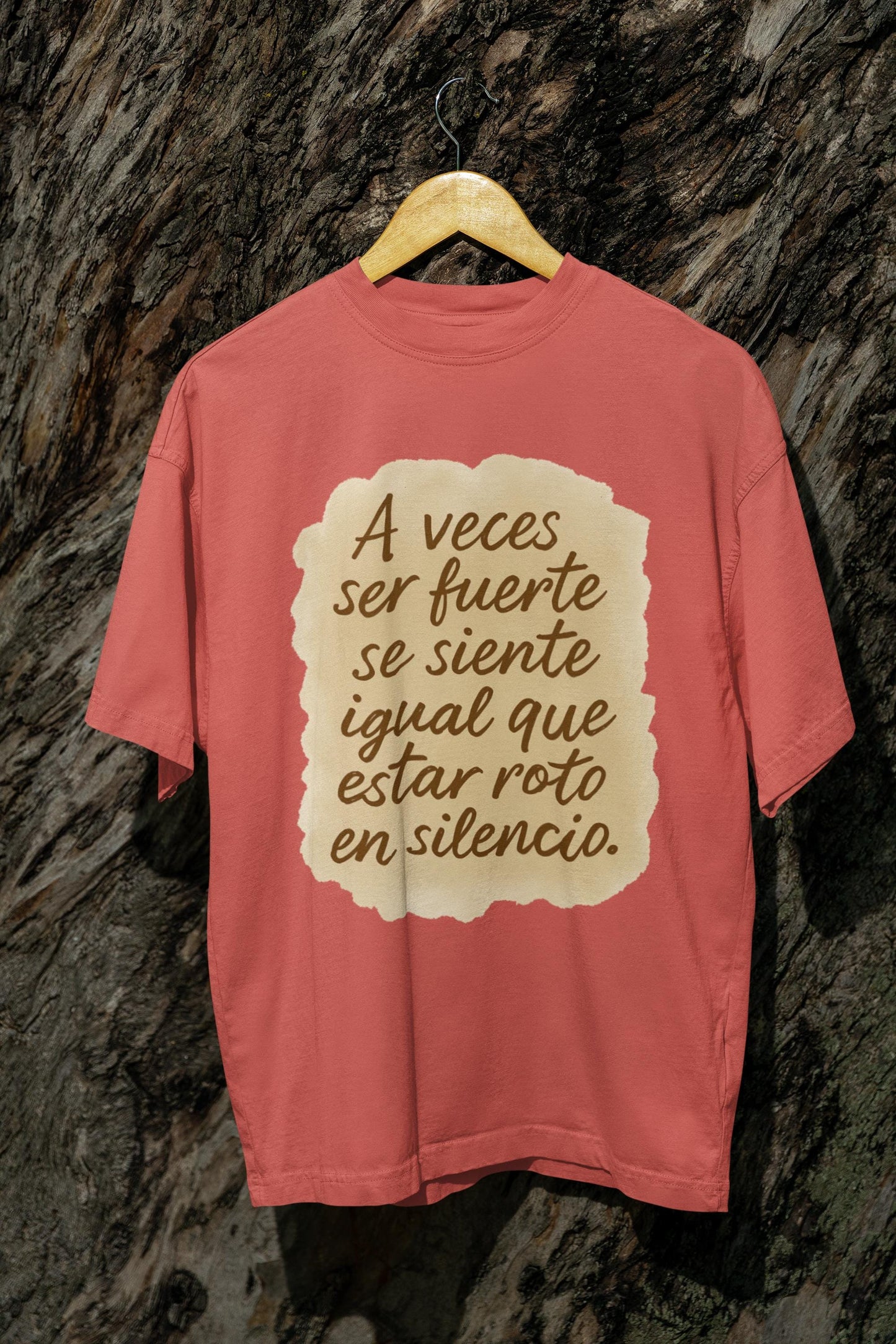 Camiseta emocional con frase, Ser fuerte también duele, Diseño artístico en acuarela para sanación consciente