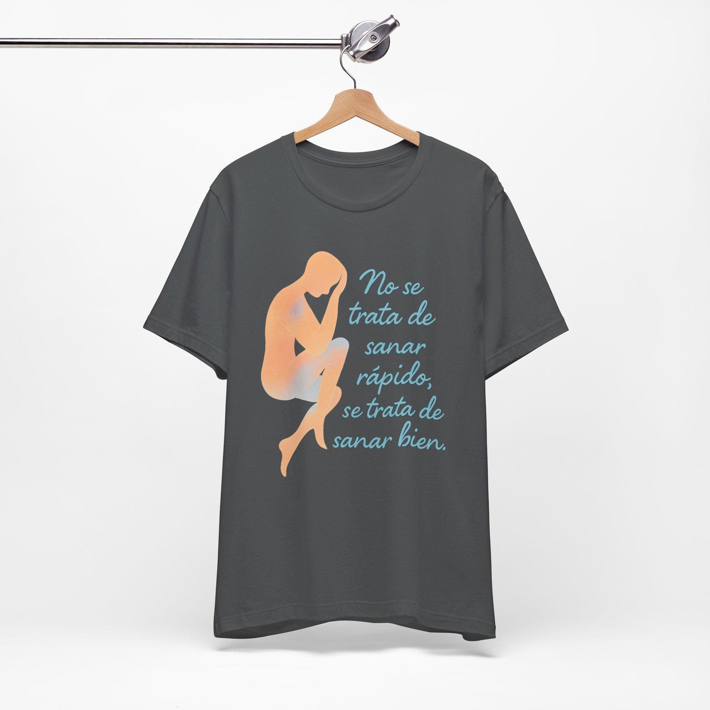 Camiseta emocional con frase - Sanar bien lleva su tiempo - Diseño moderno con tipografía artística