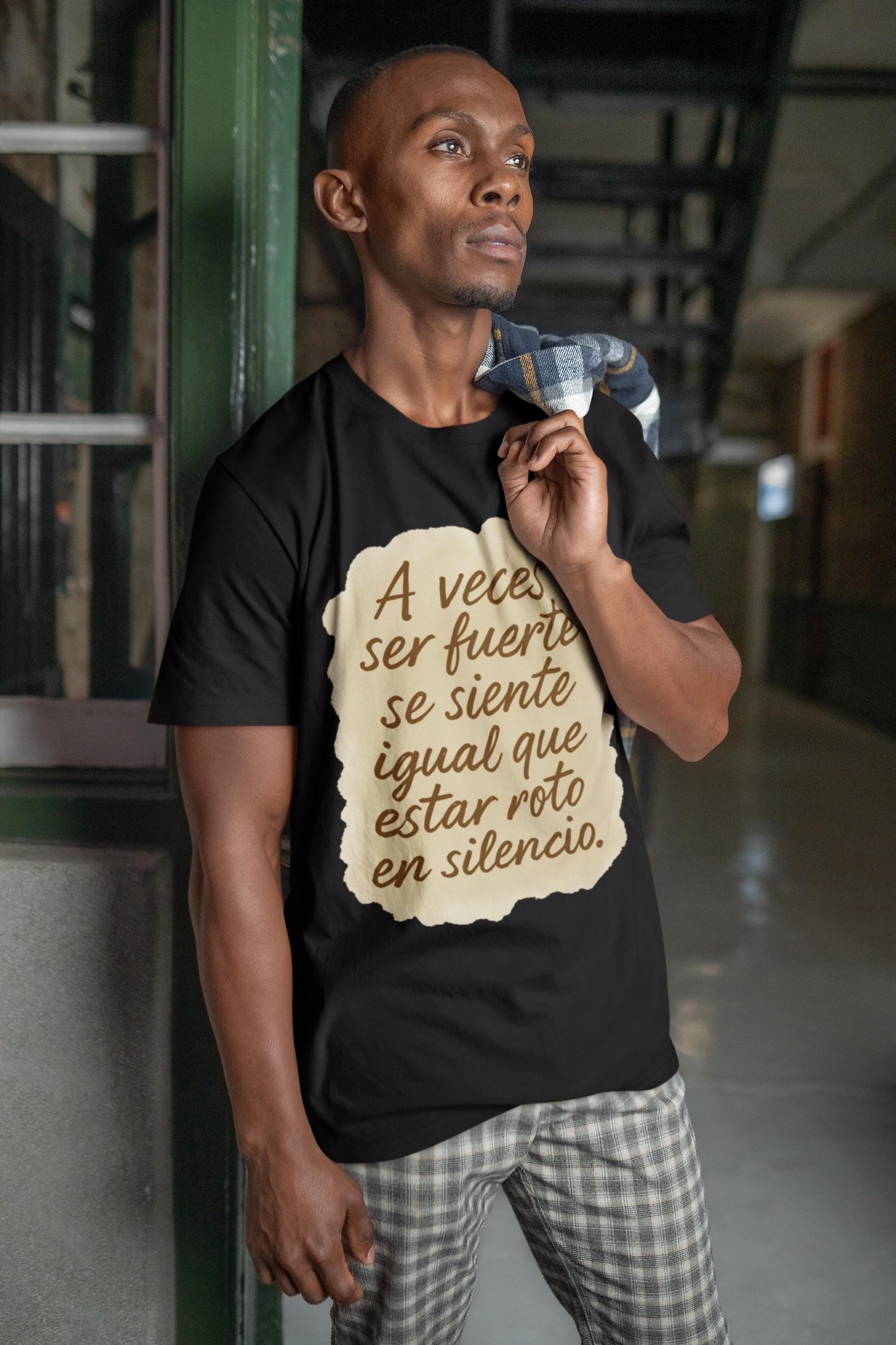 Camiseta emocional con frase, Ser fuerte también duele, Diseño artístico en acuarela para sanación consciente