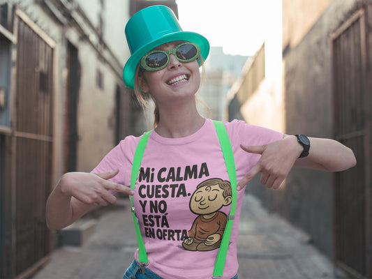 Unisex Softstyle T-Shirt 'Mi calma cuesta Y no está en oferta' - Sarcasmo elegante, autocuidado, frase poderosa, ilustración moderna,