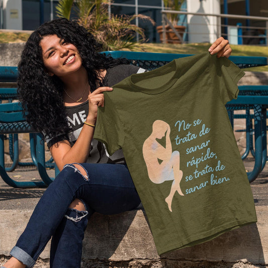 Camiseta emocional con frase - Sanar bien lleva su tiempo - Diseño moderno con tipografía artística